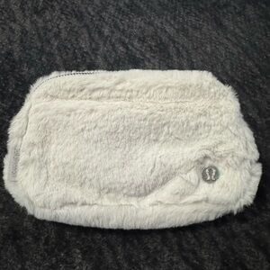 NWT Everywhere Belt Bag
Plush Fleece
Bone